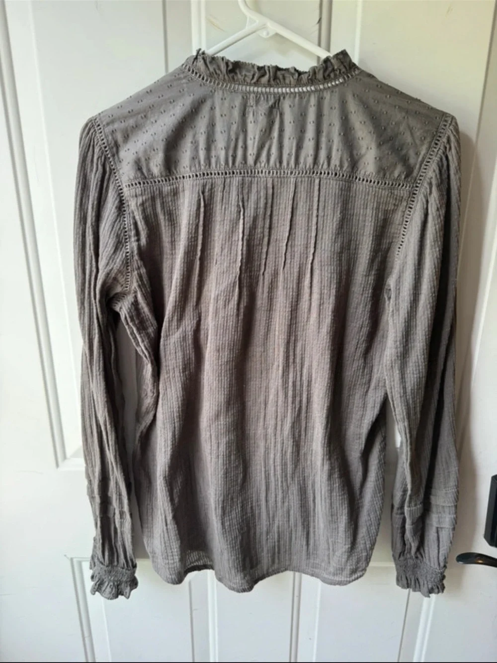 Faherty size M Charcoal Gray Ruffled Collar Button-Down Blouse - Picture 5 of 5
